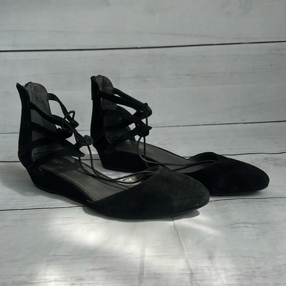 Reaction Kenneth Cole Black Heel With String Suede US 6.5 Med - Picture 1 of 10